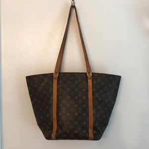 Authentic Louis Vuitton Sac shopping